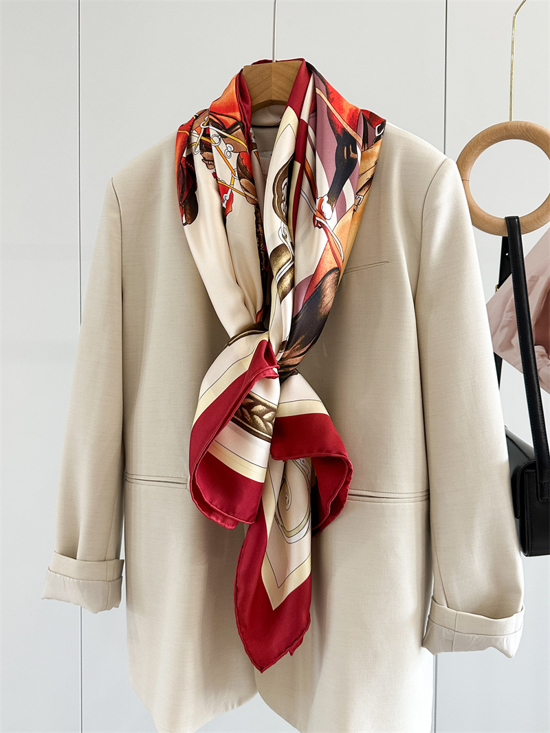 Travel Accessories Neck - وشاح حريري فاخر بتصميمات راقية وحواف